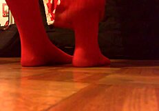 Чудна прича се одвија. Шемала лутка с великим пенисом и вагином се маже уљем за чудну игру