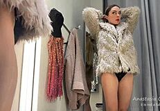 Forró szőke kurva ruhákat próbál, mutogatja nagy seggét nyilvános öltözőben