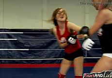 Lesbianas hambrientas de coño se frotan y meten dedos en pelea de lucha.