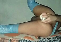 Sofi Black estica o cu com brinquedo gigante de lingerie azul de quatro!