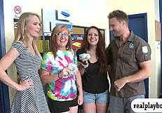 このホットな女たちがおっぱいとケツをチップで晒す！