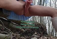 Femme sauvage désire bite, utilise godemichés n'importe quand en forêt en solo