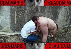 Positions impossibles pour lécher la chatte d'une grosse femme dans la rue, adorant ses jus jusqu'à ce qu'elle jouisse