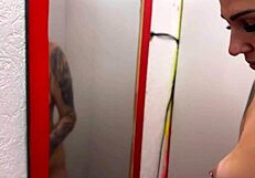 Блондинка эмо сосет хуй в примерочной магазина потом жесткий трах и кончает