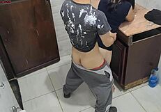 पत्नी को प्लंबर पर भरोसा किया, बाथरूम चुदाई का धमाकेदार सीन