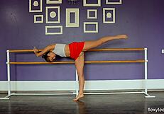 Hogyan hajlik olyan tökéletesen Yanna, a forró meztelen tornász?