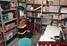 Аматьорска крадла получава фейс жестоко!