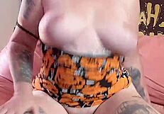 用龙形假阳具玩阴道达到高潮