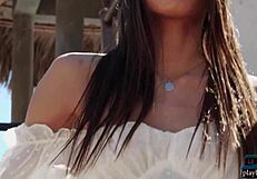 Liten asiatisk tenåring 18+ Hannah Le stripper naken på avslappet ranch