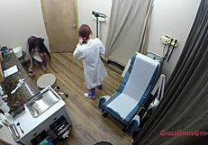 První gynekologická prohlídka pro Ava Siren a Angel Santana s rukama doktora Tampy v rukavicích