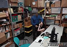 Piccola Teen Emo con Strapon in Doppia Penetrazione in Gioco di Uniforme da Poliziotta