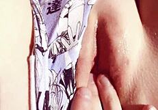 בת חורגת בת 19 מפתיעה את אבא חורג עם הכוס המגולחת הצרה שלה כמתנה עסיסית