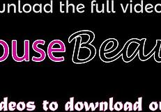 Zwei atemberaubende Brünetten tanzen verführerisch und zeigen perfekte Titten