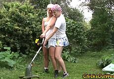 Lesbian amatir Aussie cicipi satu sama lain di alam luar ruangan