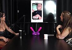 Francis Simas de Lingerie Vermelha Transparente Apanha em Conteúdo de Swing e Pede Matches no Tinder