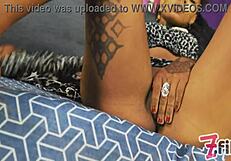 Donkere tiener 18+ schoonheid wordt voor het eerst geneukt op camera! Grote lul deepthroat en cumshot explosie.