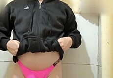 אמאטורית שובבה בתחתוני ג-סטרינג ולינג'רי סופר סקסית