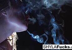 sexy shyla stylez ukazuje velké prsa a prdel v intenzivní fetiš kouření seanci