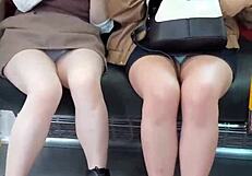 יפניות חמודות מתגרות באפסקירט ברכבת