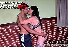 Morena Gostosa Bierze na Siebie Czterech Ogierów w Dzikim Gangbangu z Leo Ogro