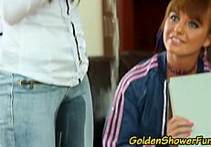 Lesbická trojka s čůráním se zvrhne na divokou hru s hračkami