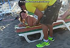 dvigni deklico na plaži in jo jebi