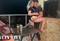 Мой куколд муж наслаждается, глядя, как я ебу его друга