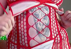 Solo yo tocando mi coño peludo y curvilíneo por diversión