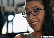 Човече, толкова съм навит да гледам тази тийн с очила как трие гореща милф