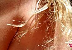 मेरे पियर्स्ड निपल्स और पंप्ड चूत को देखो, बाहर पेशाब करती हुई!