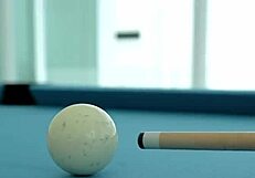 Kumartunut nuori nainen biljardipöydällä kun poikaystävä on poissa