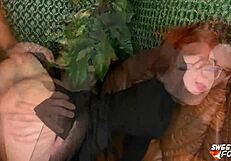 Kåt lærer deepthroater elevs pik! Hård knepning slutter med sperm på briller!