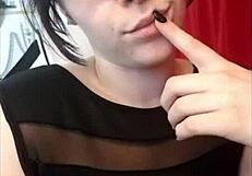 Goth com peitos grandes sendo humilhada com brinquedos