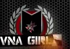 Charlee Chase Stimulerer Sin Store Klitoris Med Rask Dildo