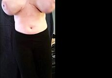 Olieachtige stuiterende enorme tieten workout met Tiggle Bitties in actie