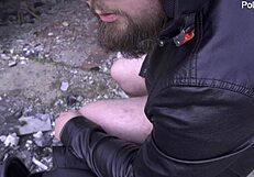 Руска красавица прави мокра свирка на изоставен строеж