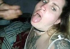 Škropi kot kuja in ji močno izstrelim v oči