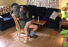 Amatorska - Seksi MILF w pończochach i szpilkach nagradza młodego sąsiada!