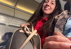 Рискованная дрочка в набитом самолете POV