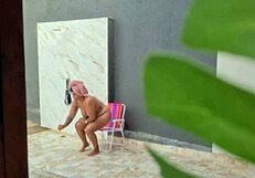 Elcsíptem a forró szomszédot zuhanyozás közben a hátsó kertben