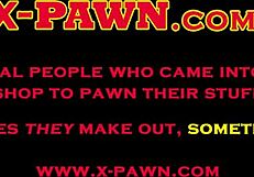 Heiße Braut mit Brille hart vom Pfandleiher genagelt