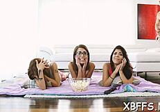 Jeg så nasty teen 18+ 18+ tøser dele en fantastisk 10-pounder i rå gruppsex.