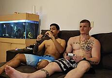 Играя видео игра със skatist23cm