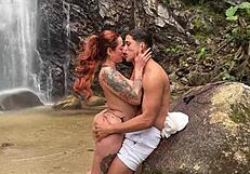 Zunanje nabijanje z vročo rdečelasko z veliko ritjo Milán Rodríguez