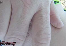 Молодая студентка плавает в общественном бассейне с друзьями рядом