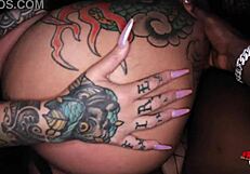 Hé salope, envie de te faire rougir le visage aux toilettes avec un traitement pipi ?