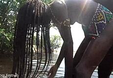 İnce Zulu güzeli mükemmel memelerle nehirde yıkanırken sikiliyor