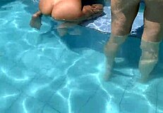 プールパーティーでデカ尻二人と一緒