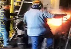 אינטימיות מוקדמת בבוקר עם אישה בקיץ