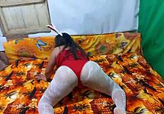 La madrastra pervertida modela muy sexy para su hijastro y se lo folla sin remordimiento